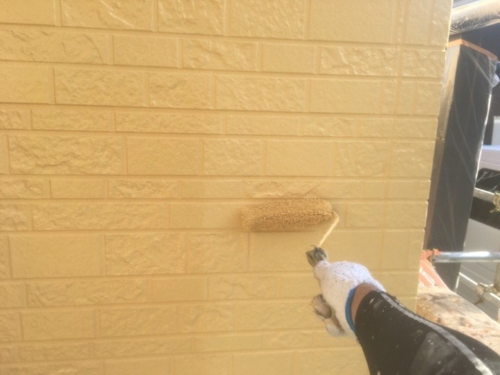 外壁の「上塗り」作業