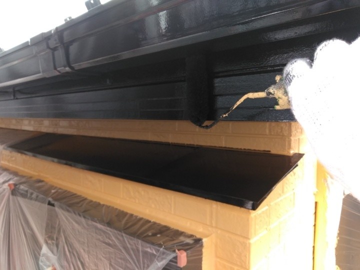 破風板や鼻隠し板に「ファインSi」のブラックを使用