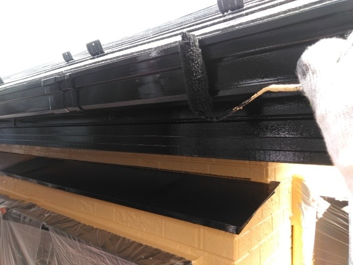 破風板や鼻隠し板に「ファインSi」を使用する作業風景