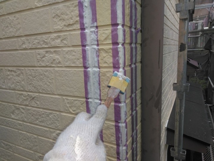 新しいコーキング材を打ち込み専用のヘラで均す作業