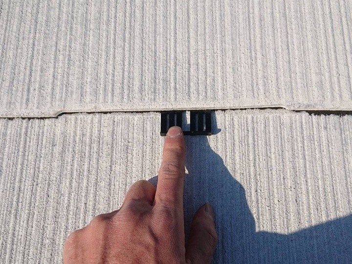 屋根に下塗りしてタスペーサーを設置