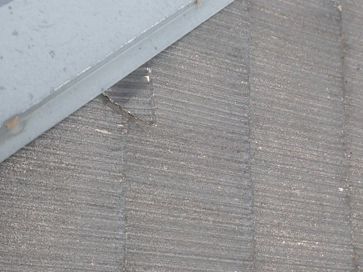 スレート部分は塗膜が劣化して防水性が低下している状態