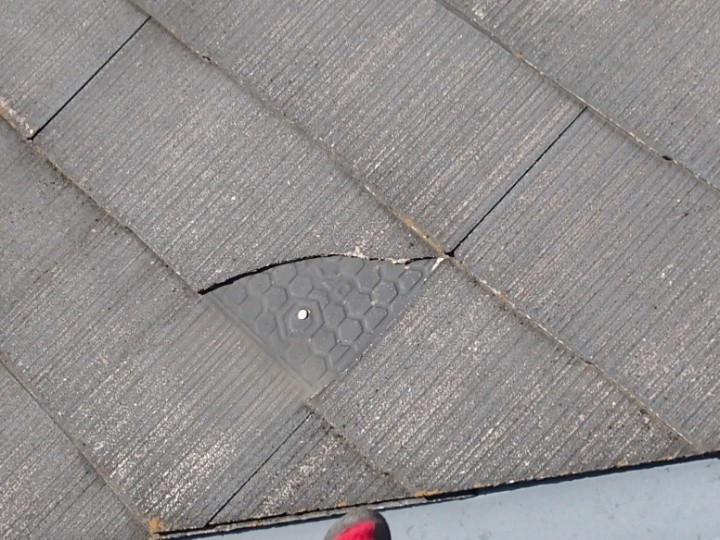 スレート部分が劣化してひび割れた状態