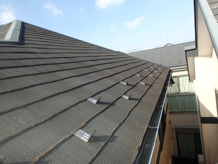 屋根には化粧スレートが使用