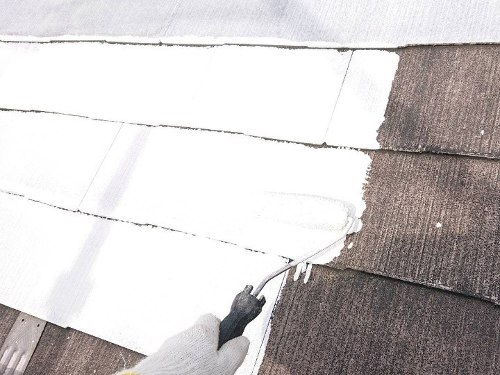 日本ペイントの遮熱性塗料「サーモアイシーラー」で下塗り