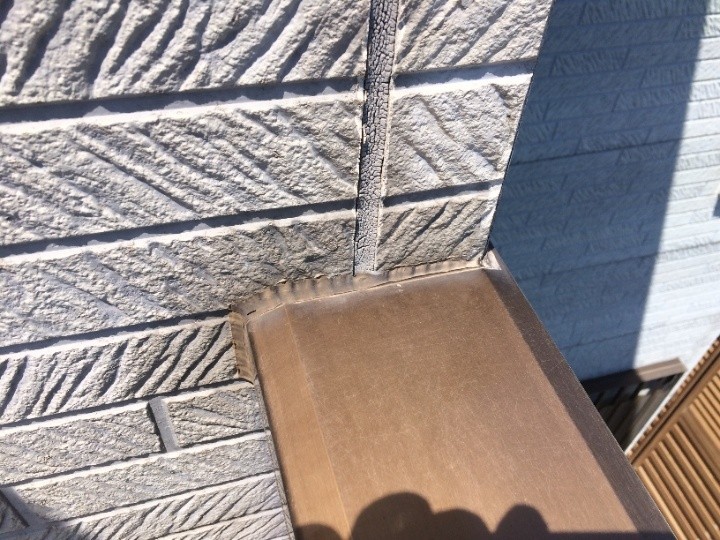 バルコニーの笠木とサイディングの取り合い部分