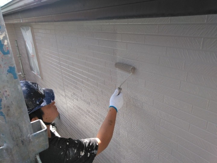外壁の「上塗り」作業