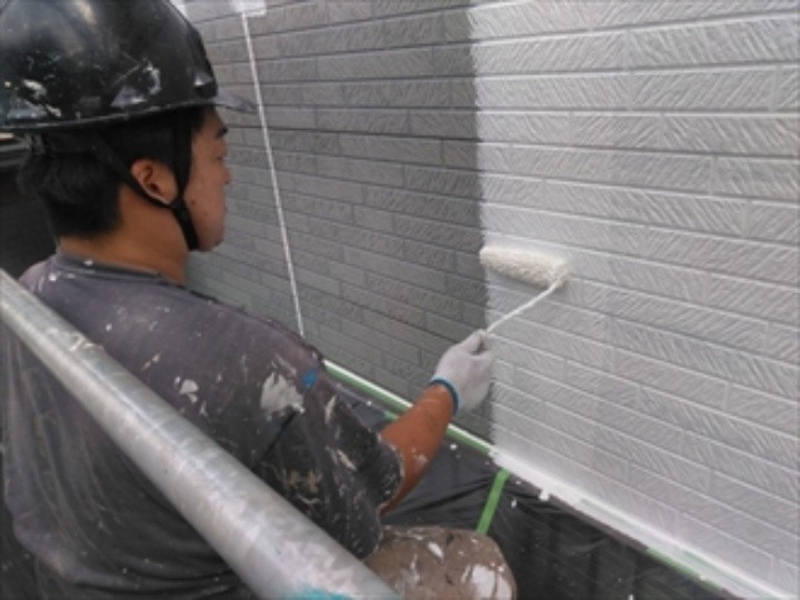 外壁の下塗り作業
