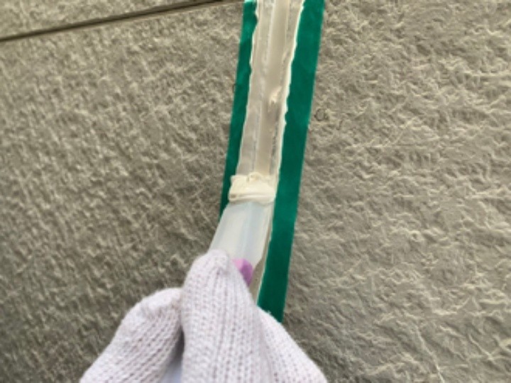 充填したシーリング材をヘラで整える作業