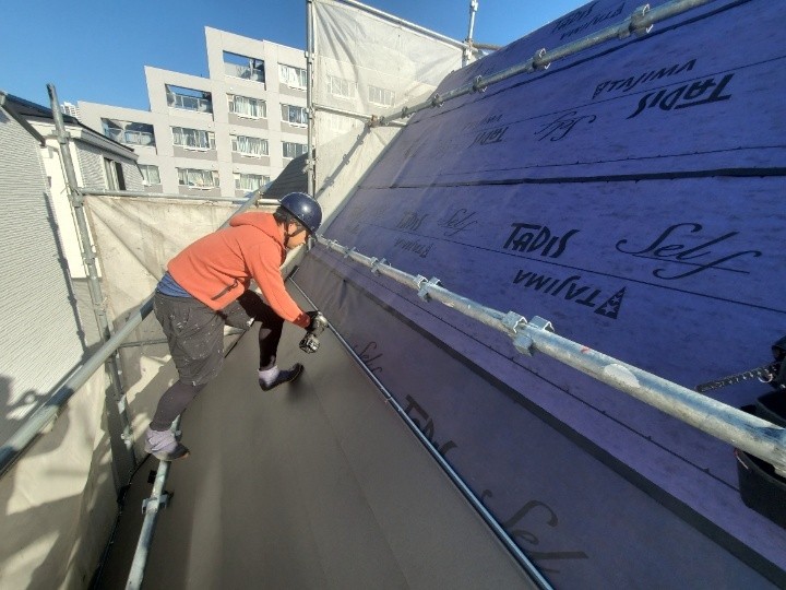 防水紙を敷設する施工風景