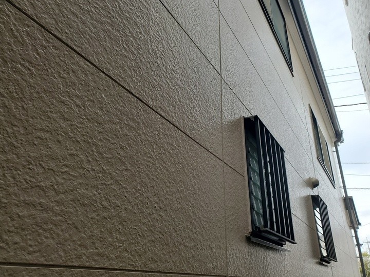 屋根カバー工事と外壁塗装工事が完工した住宅