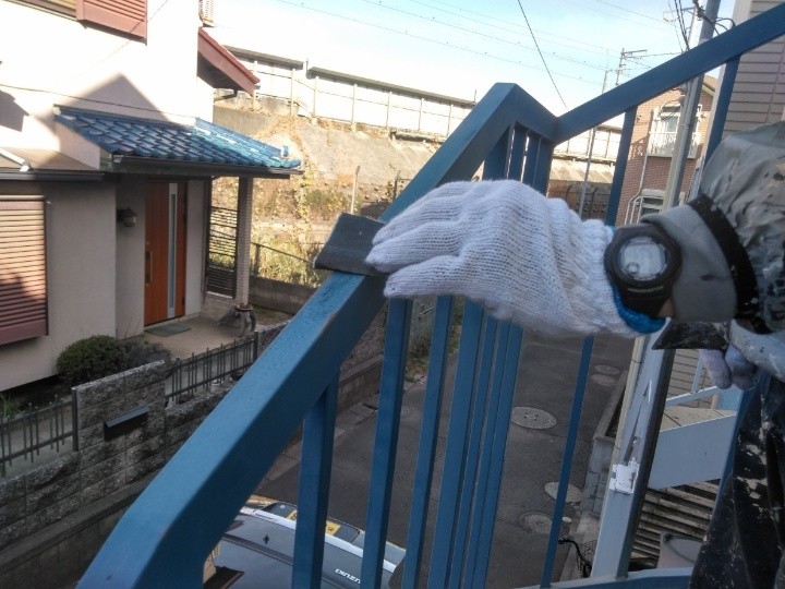 手摺にケレン作業する作業風景