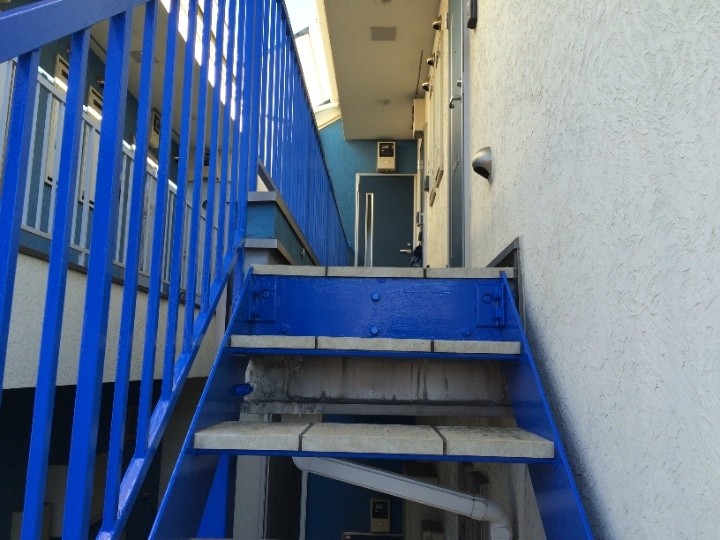 アパートの「鉄骨階段と手摺」への塗装工事が完工した後の状態