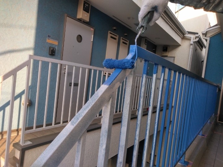 手摺に塗装する作業風景