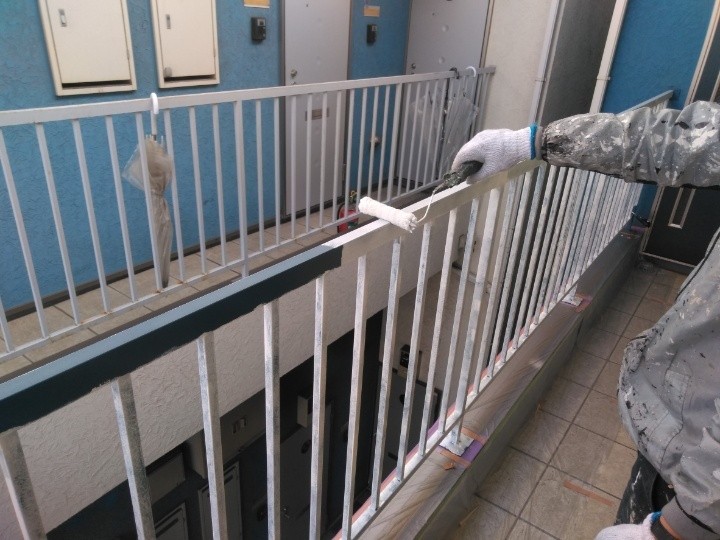 手摺にハイポンファインプライマーⅡを用いて「下塗り」作業