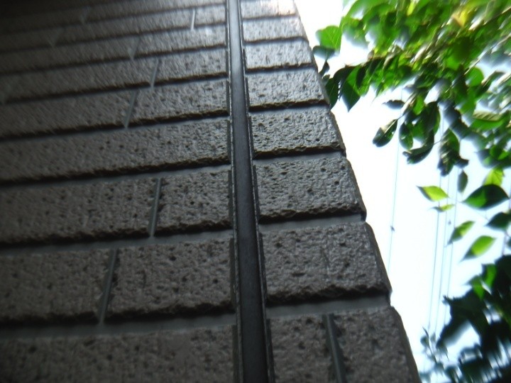 目地のコーキングが良好な状態