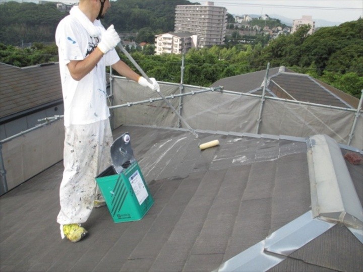 屋根を下塗り
