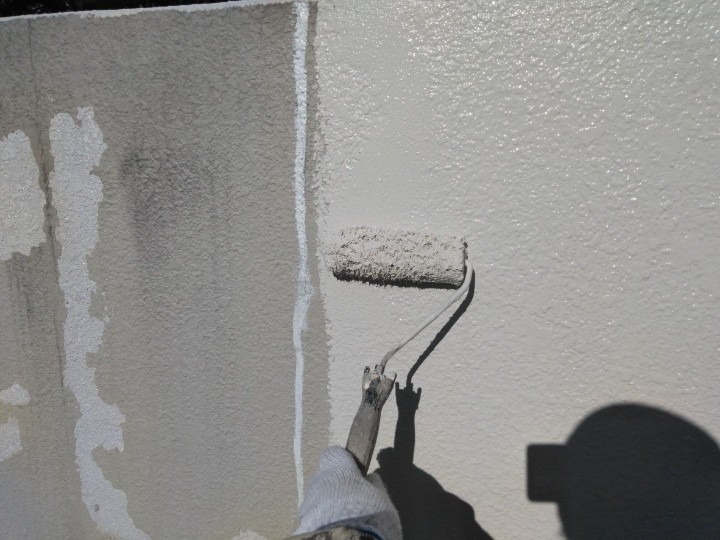 上塗り材にインターナショナルペイント社の「IPヨウヘキコート（J19-85B）」を採用