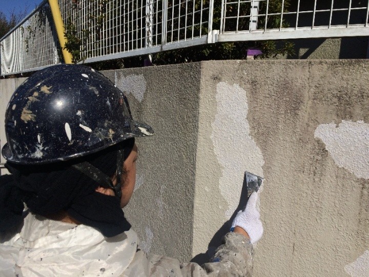 日を改めて脆弱な塗膜を削り落とす作業