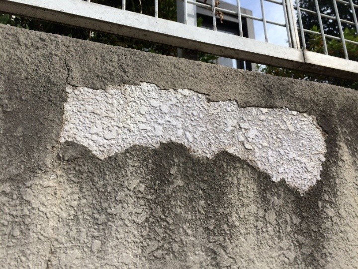 塗膜が剥がれている外壁