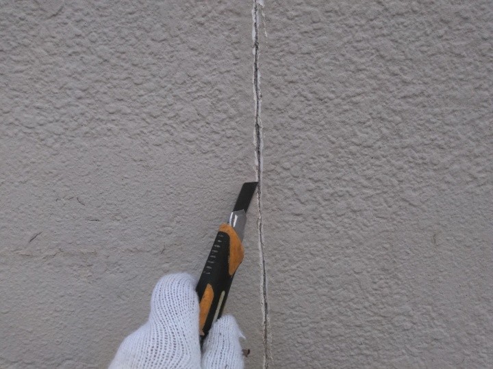 亀裂の縁を削って溝をつくりコーキング材が入り込むような状態を形成