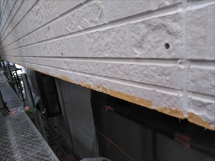 サイディングの反りにビス止めをして補修した状態