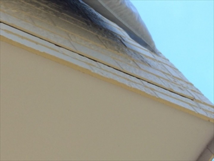 サイディングの反りにビス止めをして補修