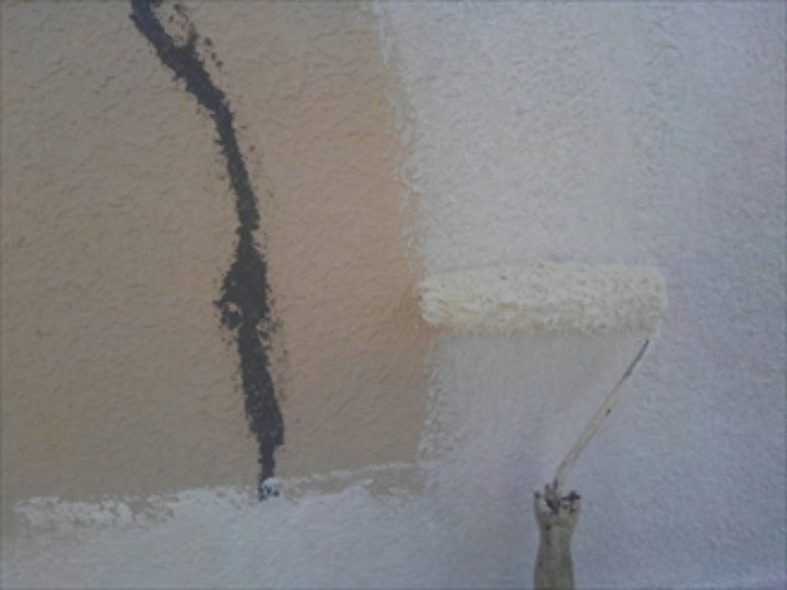 下地（下塗り）にはモルタルに適したパーフェクトフィラーを選定