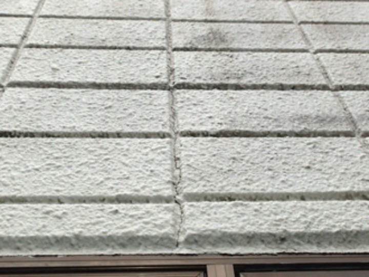 ALC外壁そのものにもわずかなひび割れが発生