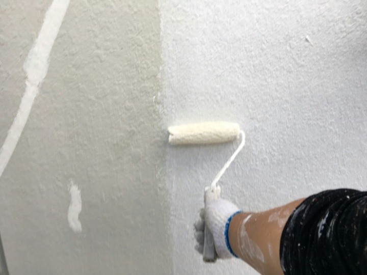外壁の「下塗り」作業