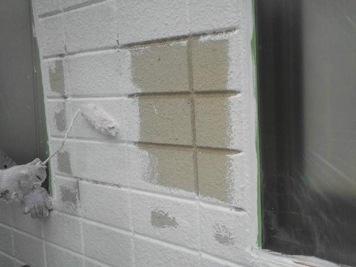 パーフェクトフィラーを用いた「下塗り」作業の風景