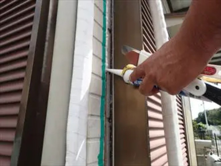 シーリング材を充填する作業工程