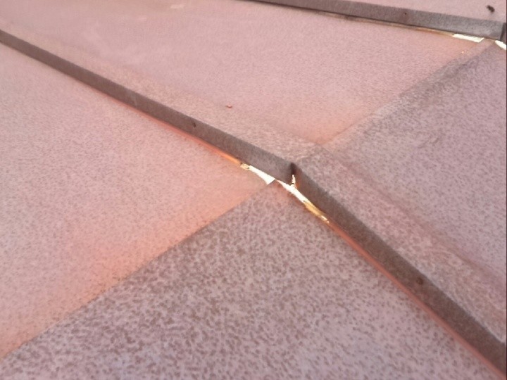 瓦棒屋根の折り曲げ部分には隙間が確認