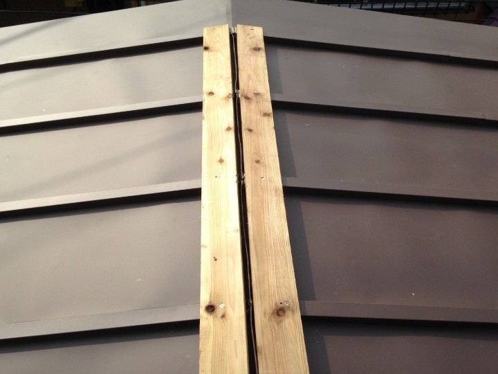 棟に貫き板を設置