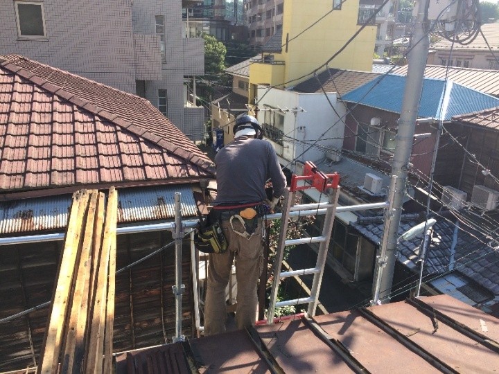 昇降機を使って屋根材の運搬作業