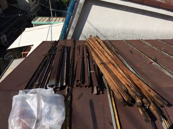 撤去した屋根材を整理