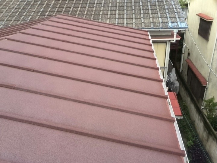 瓦棒屋根の中でも比較的古いタイプで棟部分に板金が流れていない構造