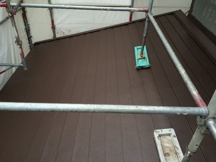 横葺きガルバリウム鋼板の本葺き作業