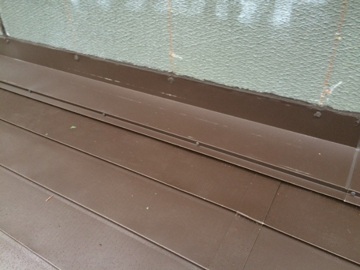 下屋根の雨押え取り付け