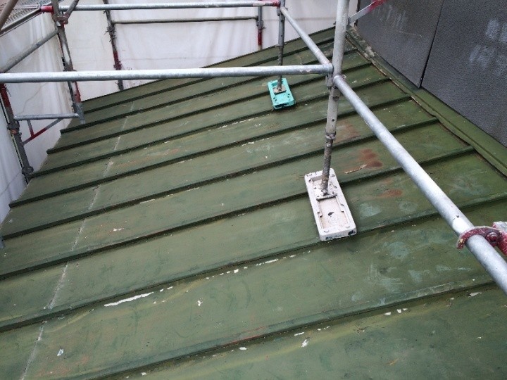 本屋根の４寸勾配の斜面