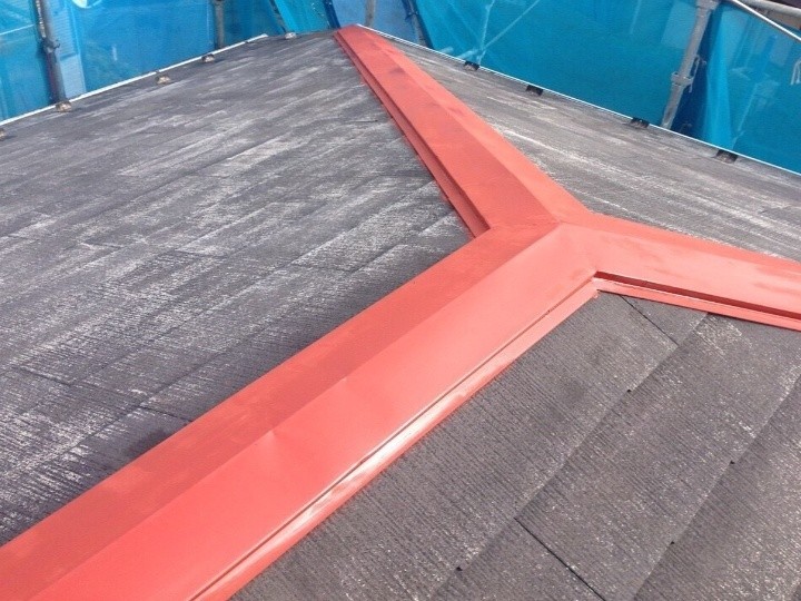 棟板金に錆止めを塗装