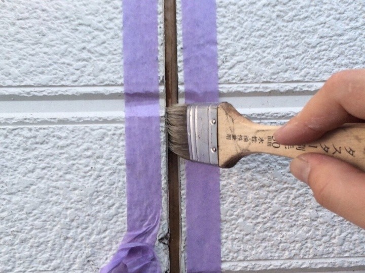 既存のシールを撤去してプライマー塗布