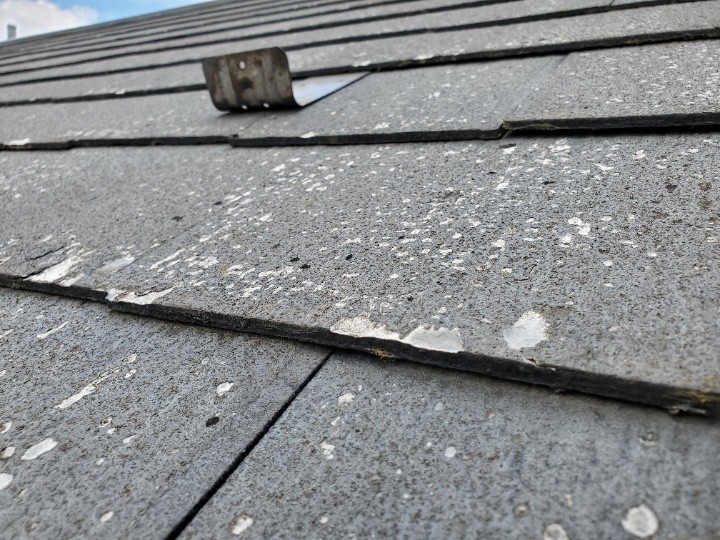 屋根は劣化が進み一部が剥がれている状態