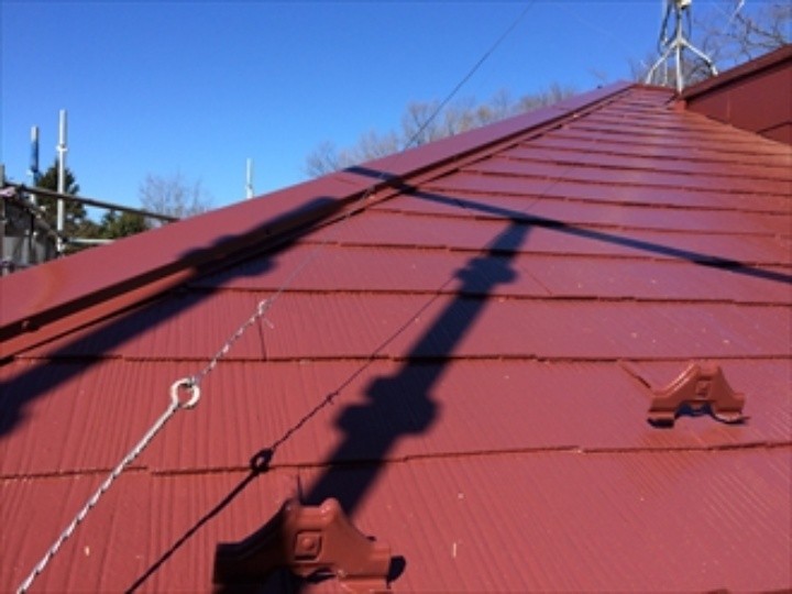 屋根の上塗り作業が完了した状態