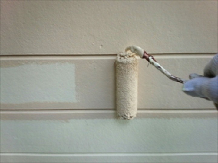 専用の下塗り材「パーフェクトサーフ」を塗布