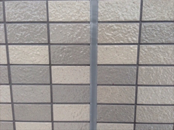 タイルにコーキング処理した後の外壁