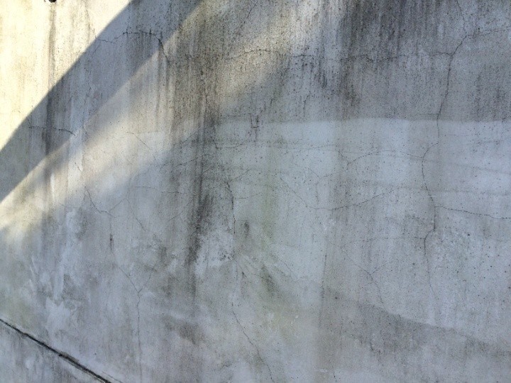 小さな亀裂が生じた擁壁