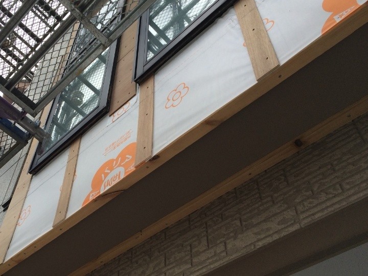 透湿防水シートを張替え作業する風景