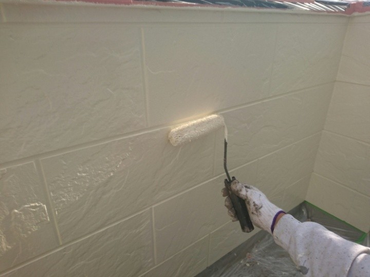 外壁の「中塗り」作業