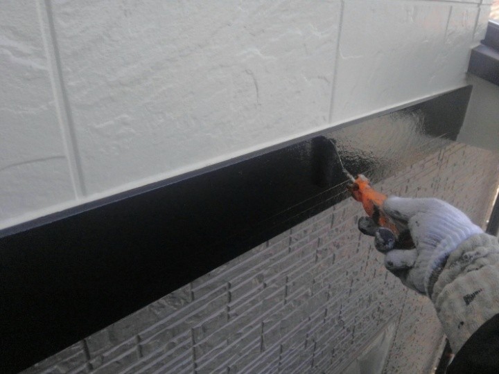 破風板に塗装作業する風景